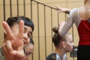 Una delle nostre piccole atlete sorride alla telecamera