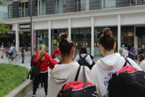 Due ginnaste in giro per Dornbirn